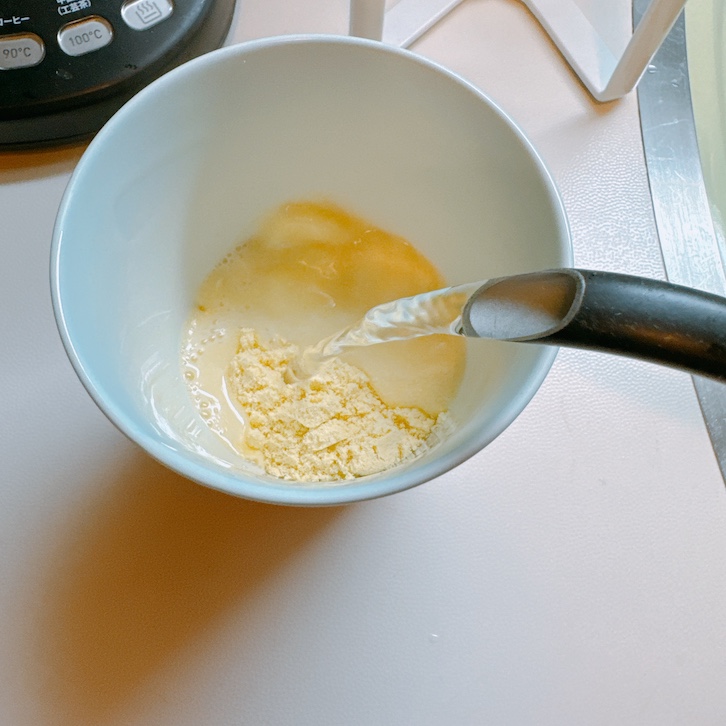 味の素プロテインスープコーンクリームにお湯を注いでいく